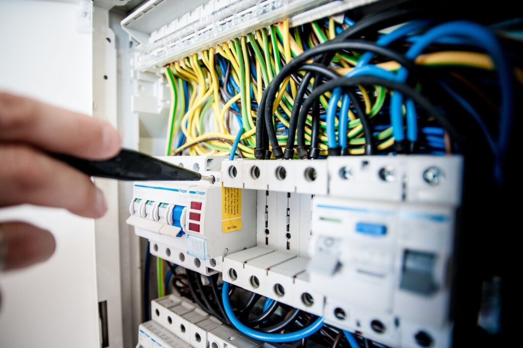 Elektroinstallation beim Immobilienkauf prüfen